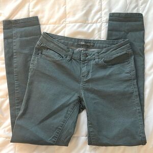 Prana women’s colored Jeans in very good condition. Size 2/26